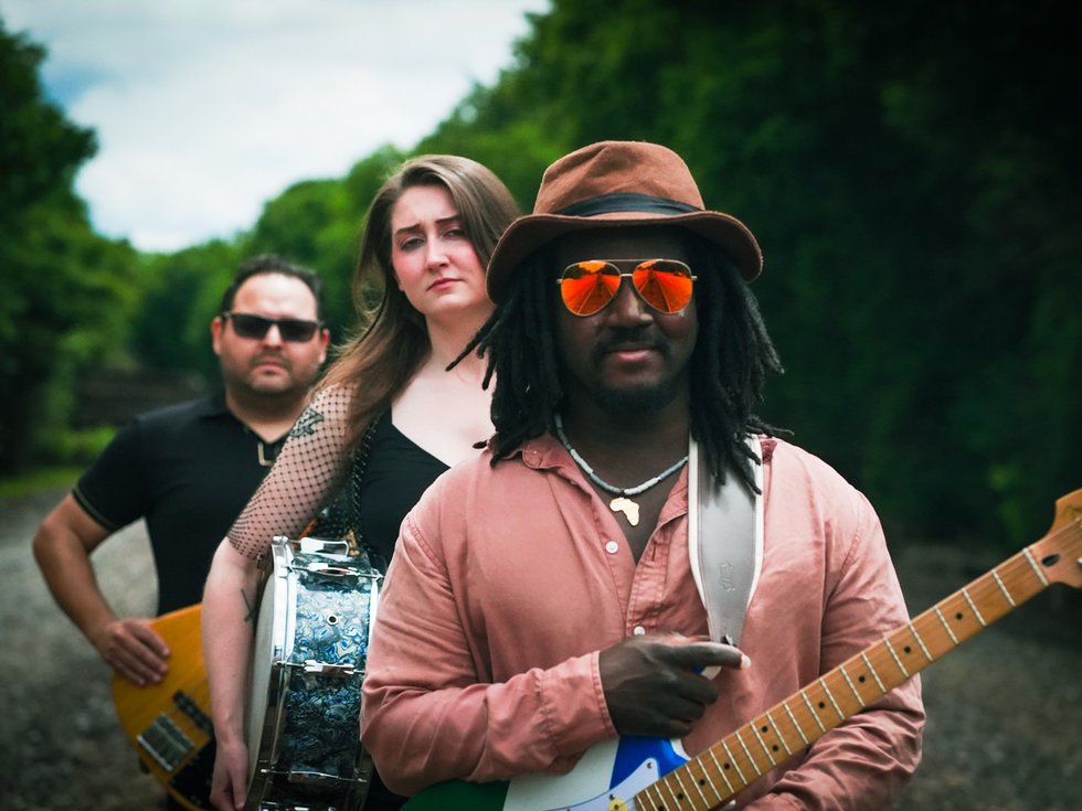 Senie Hunt Trio and instruments.