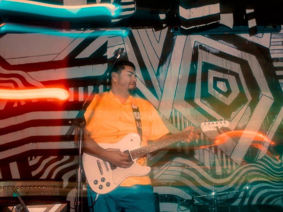Chente Medina and guitar.