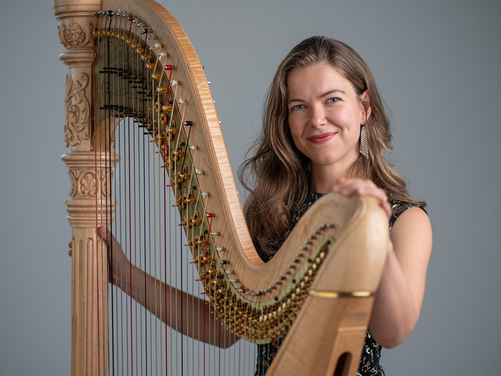 Johanna Wienholts and harp.