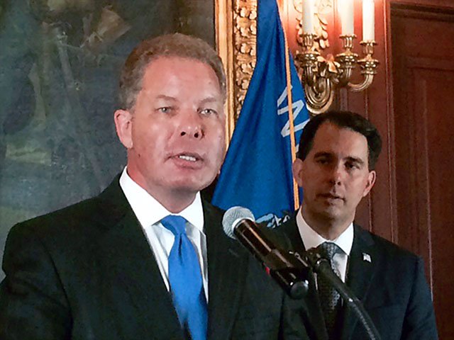 News-Dan-Kelly-Scott-Walker-crBillLueders-07222016.jpg