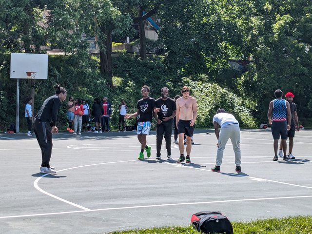 Basketball players at James 168手机查询官方飞行艇开奖直播+结果历史记录 Park.
